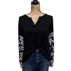 Honeyme black/white floral v- neck long sleeve sweater